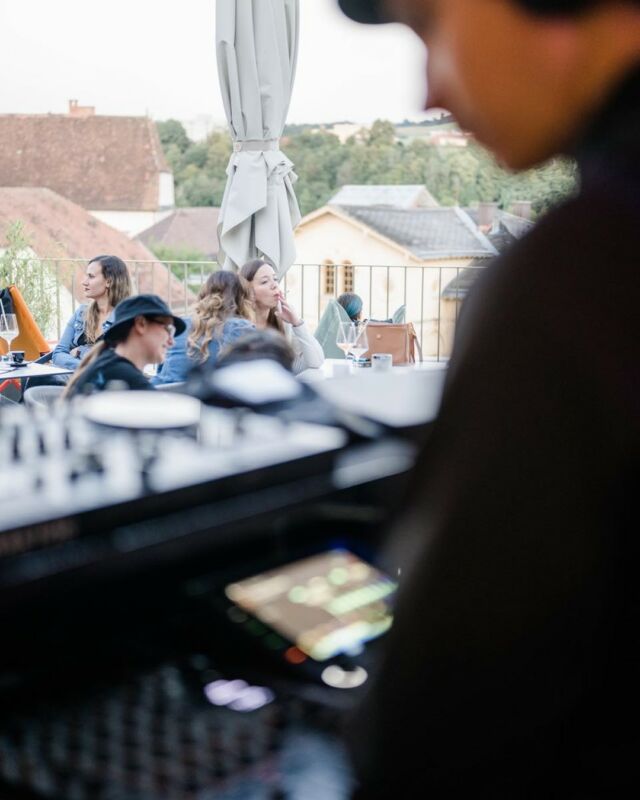 Ein wunderbarer Abend war das in der @harrys_skybar  letzten Freitag. DANKE an ALLE, die dabei waren!
Gemeinsam mit der Session beim Sommercocktail des Netzwerk Zukunftsregion Steyr wurden an den beiden Abenden 682,9€ für das Frauenhaus Steyr gesammelt. 
THANK YOU 🙏🏾

#openair #aid #clubmusicmendsmisery #charity #djing #steyr #popupaidclub #sundowner #electronicmusic